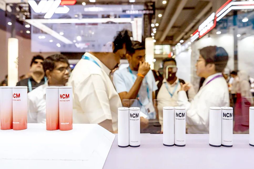 Các loại pin được trưng bày tại Hội chợ Canton ở Quảng Châu, Trung Quốc trung tuần tháng 4 <br> ảnh: BLOOMBERG