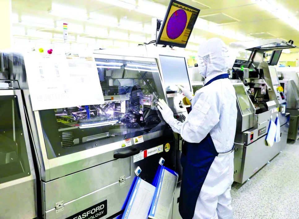 Sản xuất chíp bán dẫn tại Công ty TNHH Hana Micron Vina, Khu Công nghiệp Vân Trung, tỉnh Bắc Ninh Ảnh: VIẾT CHUNG