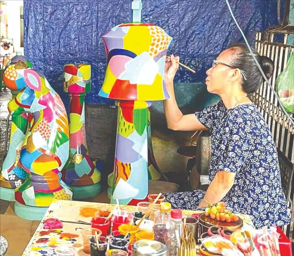 Nghệ nhân làm gốm (ẢNH: TÂM TRANG)