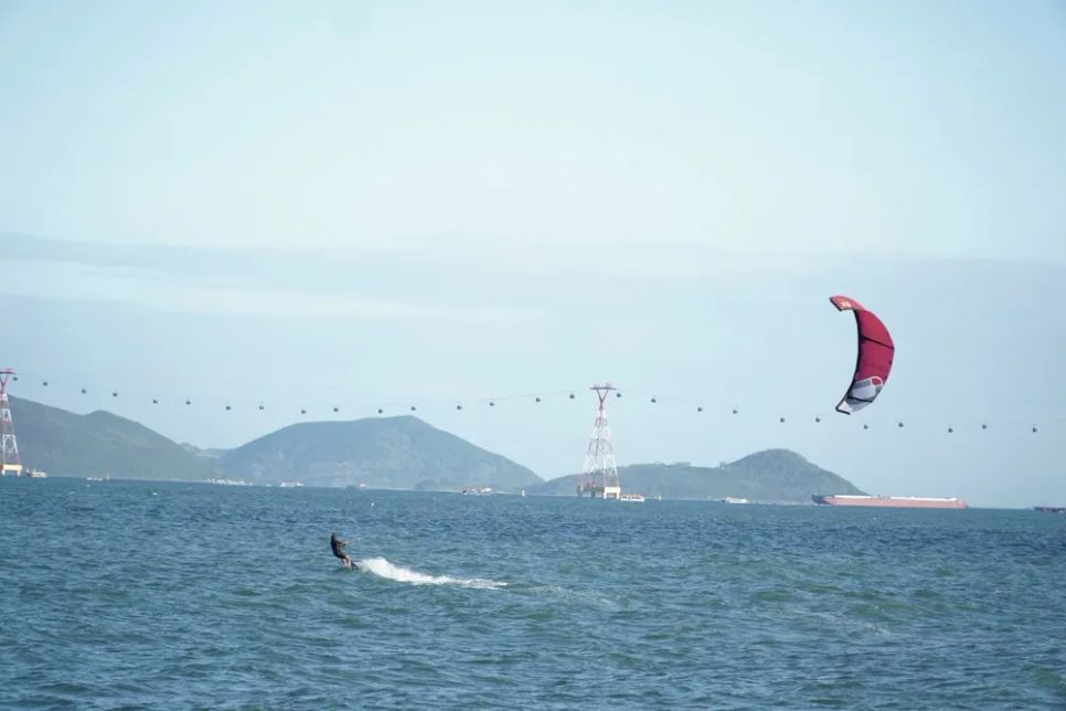 Du khách lướt ván diều trên biển Nha Trang (Khánh Hòa)