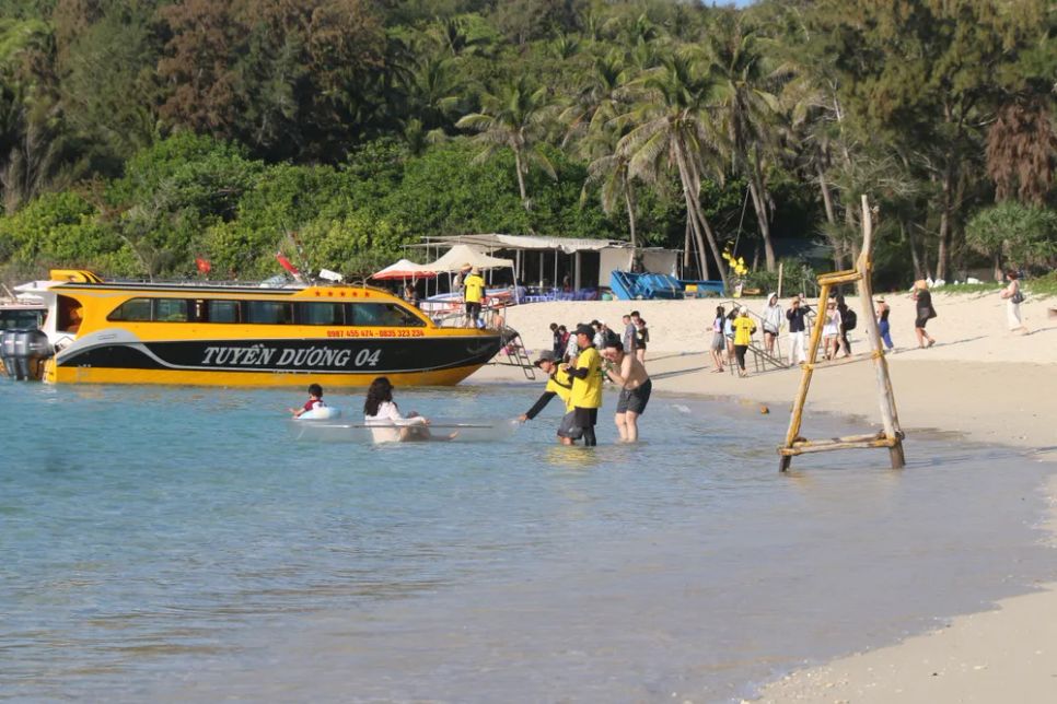 Du khách tham quan trên đảo Hòn Tranh thuộc đặc khu Phú Quý (tỉnh Lâm Đồng). Ảnh: TIẾN THẮNG