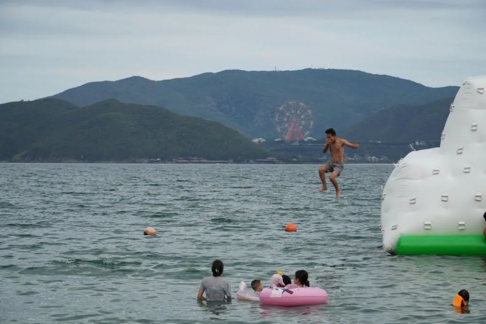 Du khách vui chơi tại biển Nha Trang. Ảnh: HIẾU GIANG