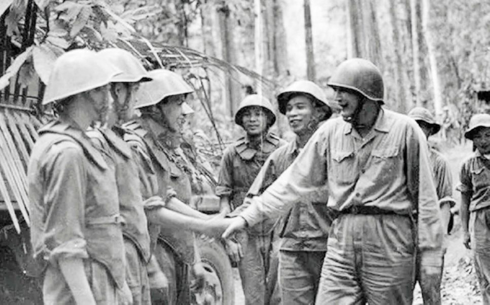 Tư lệnh Đồng Sỹ Nguyên thăm Tiểu đoàn Vận tải 101 ở Trường Sơn trong chiến dịch mùa khô 1970-1971