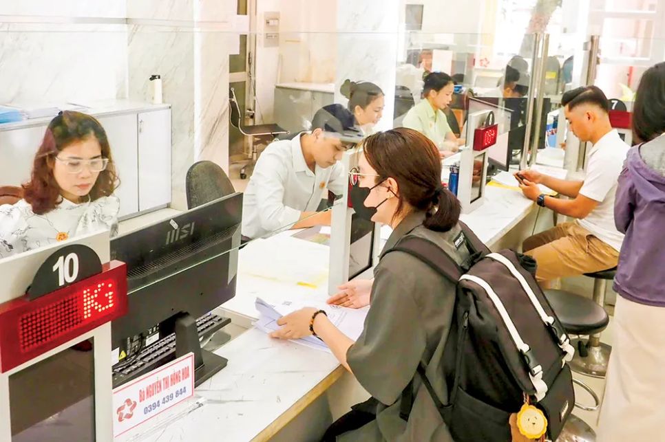 Cán bộ phường Sài Gòn (TPHCM) phục vụ người dân làm thủ tục hành chính. Ảnh: HOÀNG HÙNG