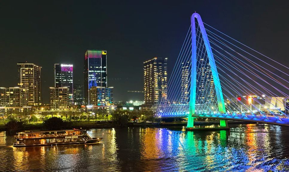 TPHCM càng phát triển sẽ càng mở rộng dư địa cho nhiều địa phương khác cùng phát triển. Ảnh: HOÀNG HÙNG