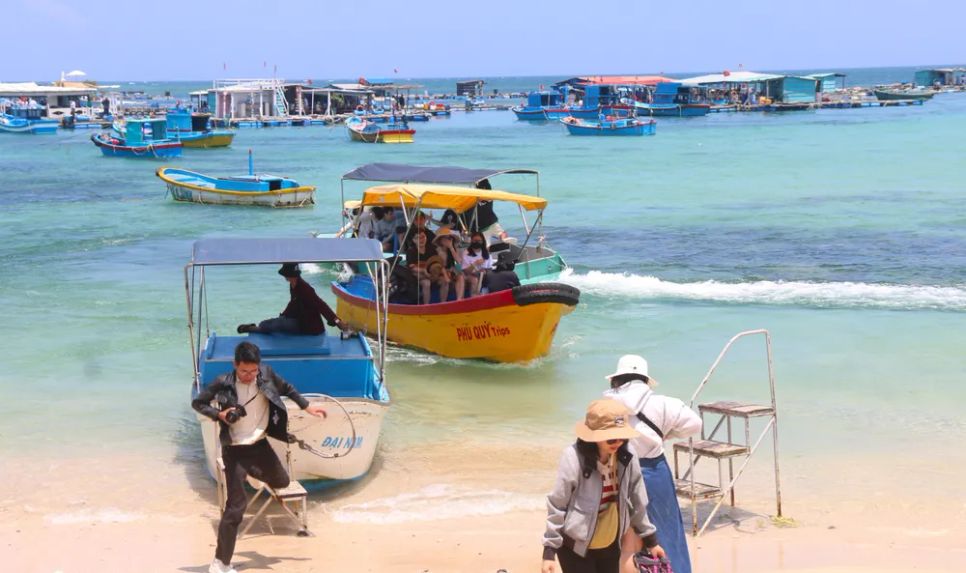 Du khách tham quan, trải nghiệm ở đặc khu Phú Quý (tỉnh Lâm Đồng). Ảnh: TIẾN THẮNG