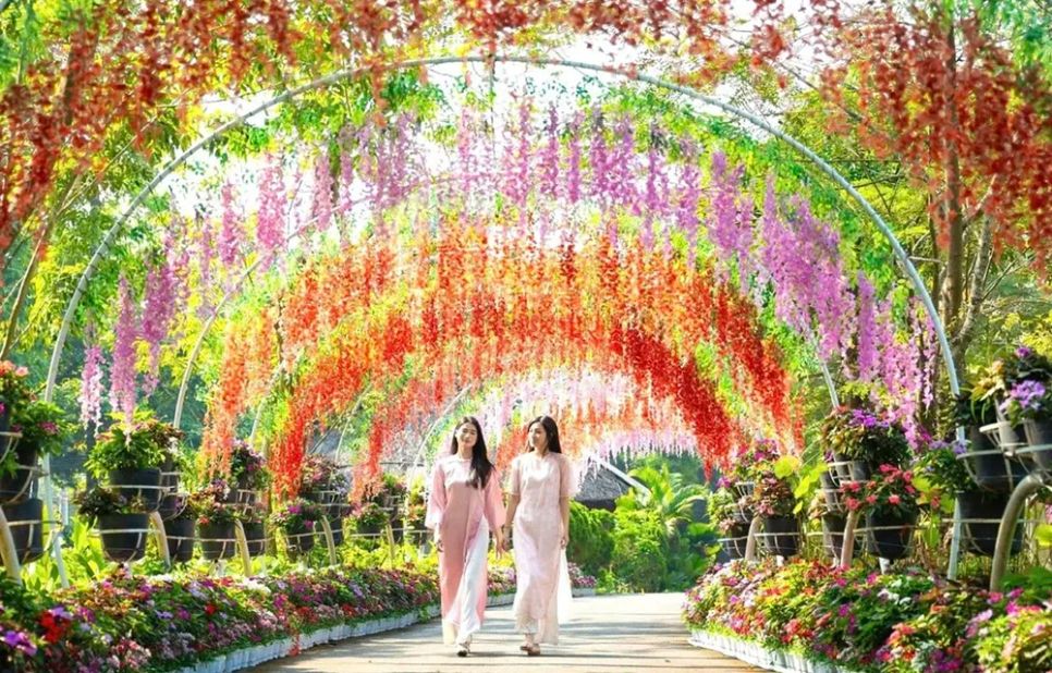 Du lịch dịp lễ 'tăng nhiệt', nhiều nơi kín phòng