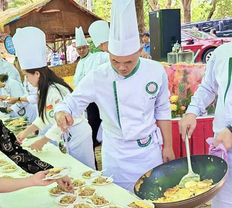 Du lịch dịp lễ 'tăng nhiệt', nhiều nơi kín phòng