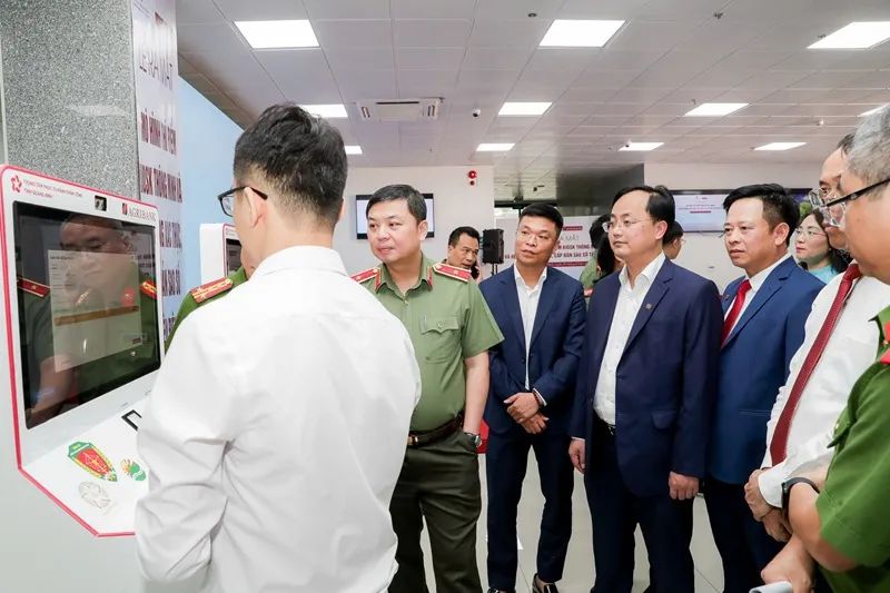 Đại biểu trải nghiệm mô hình Kiosk thông minh