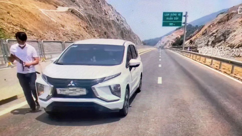 Hình ảnh lực lượng chức năng cho dừng phương tiện để kiểm tra