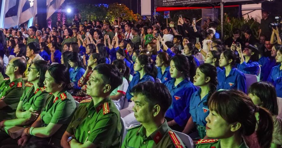 Cán bộ, chiến sĩ công an và đoàn viên thanh niên chăm chú theo dõi chương trình. Ảnh: XUÂN QUỲNH