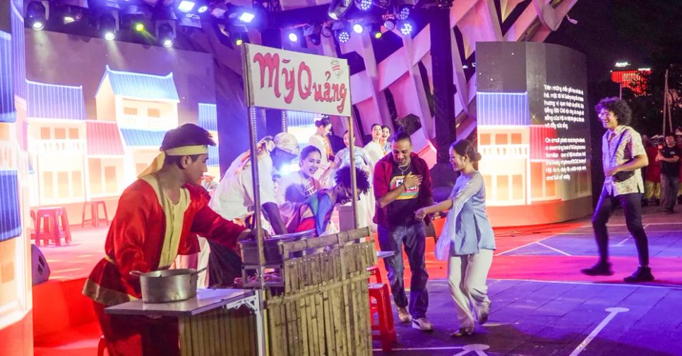 Chương trình nghệ thuật tái hiện không gian Mỳ Quảng trên nền phố cổ, tôn vinh nét đẹp văn hóa ẩm thực xứ Quảng. Ảnh: XUÂN QUỲNH
