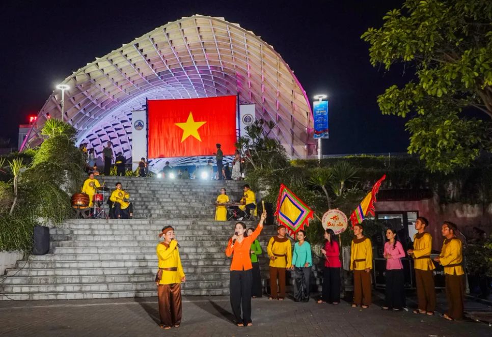 Tiết mục bài chòi phục vụ khán giả trước giờ khai mạc chương trình. Ảnh: XUÂN QUỲNH