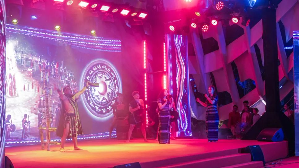 Tiết mục cồng chiêng Tây Nguyên sôi động. Ảnh: XUÂN QUỲNH