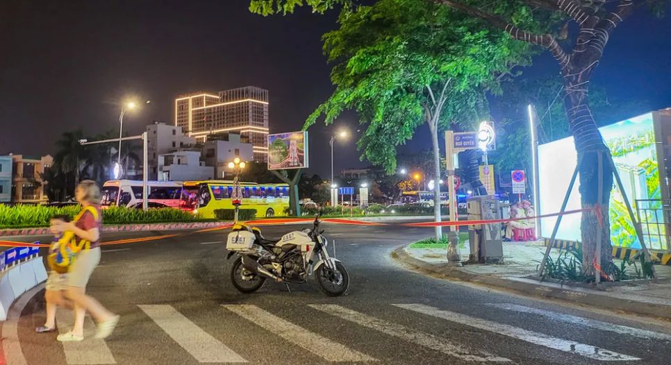 Từ 18 giờ đến 24 giờ các ngày 27 đến 30-4, cầu Rồng bị cấm lưu thông theo hướng từ phường An Hải sang phường Hải Châu. Ảnh: XUÂN QUỲNH