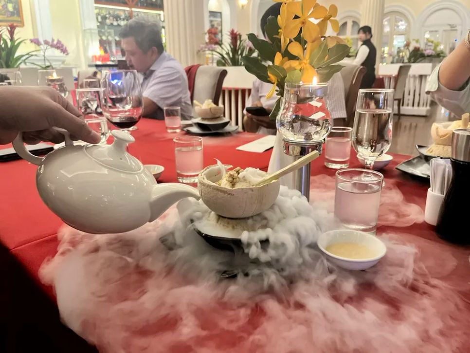 Kem dừa được giới thiệu tại Khách sạn Continental Saigon