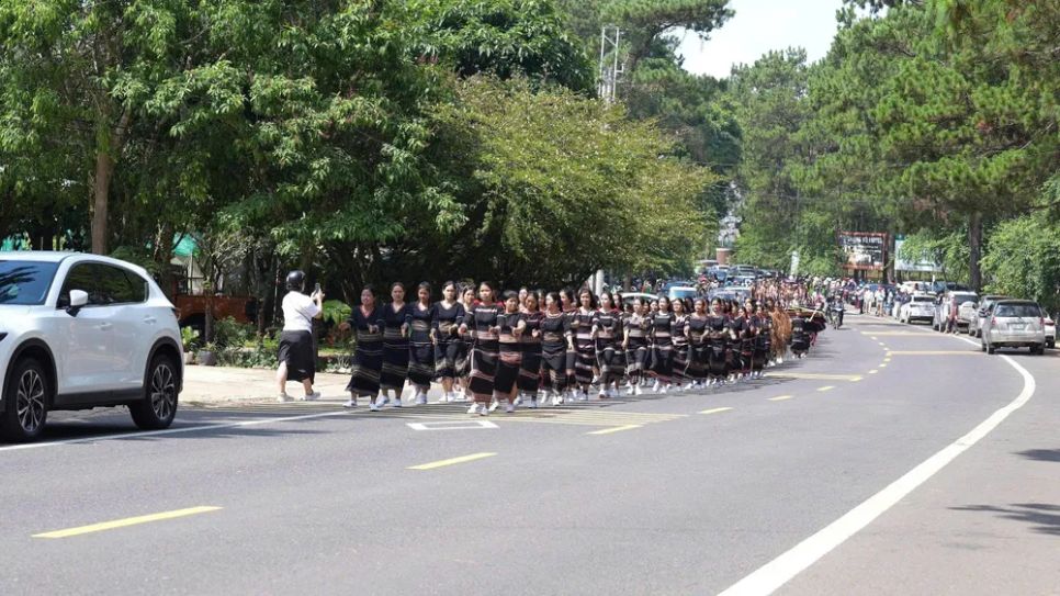 Cung đường rộn ràng bởi lễ hội