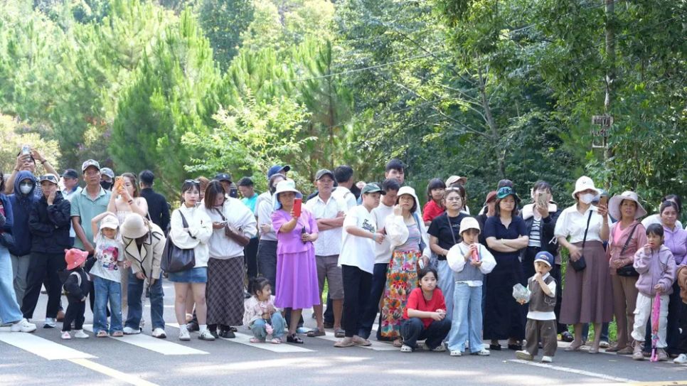 Du khách ghi lại những hình ảnh của lễ hội