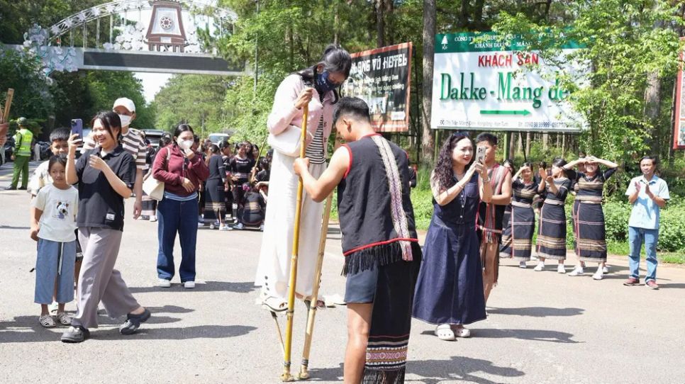 Du khách hoà mình vào lễ hội