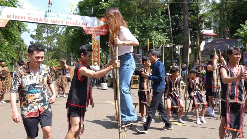 Du khách tự trải nghiệm hoạt động đi cà kheo