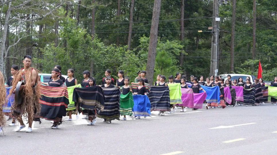 Những chiếc áo thổ cẩm rực rỡ