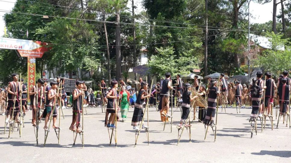 Trình diễn đi cà kheo tại Lễ hội đường phố Măng Đen