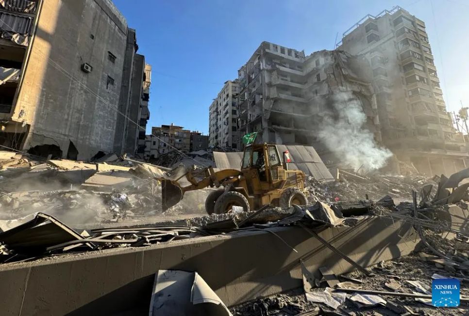 Cơ sở hạ tầng tại thủ đô Beirut bị hư hại sau các đợt không kích của Israel. Ảnh: XINHUA