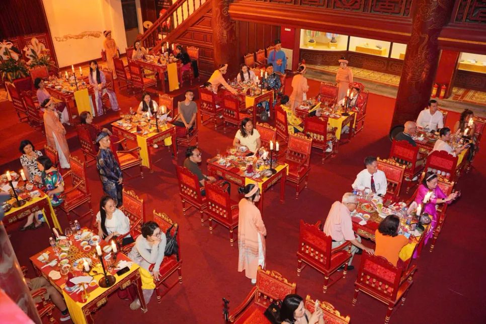Đông đảo người dân, du khách đến các khu di tích tri ân Anh hùng liệt sĩ