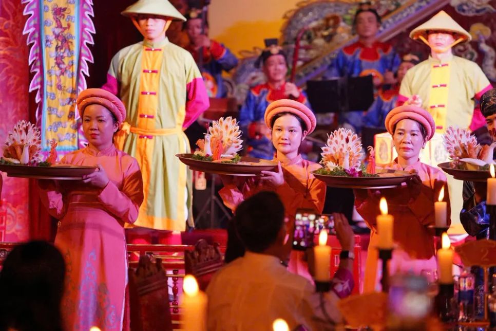 Đông đảo người dân, du khách đến các khu di tích tri ân Anh hùng liệt sĩ
