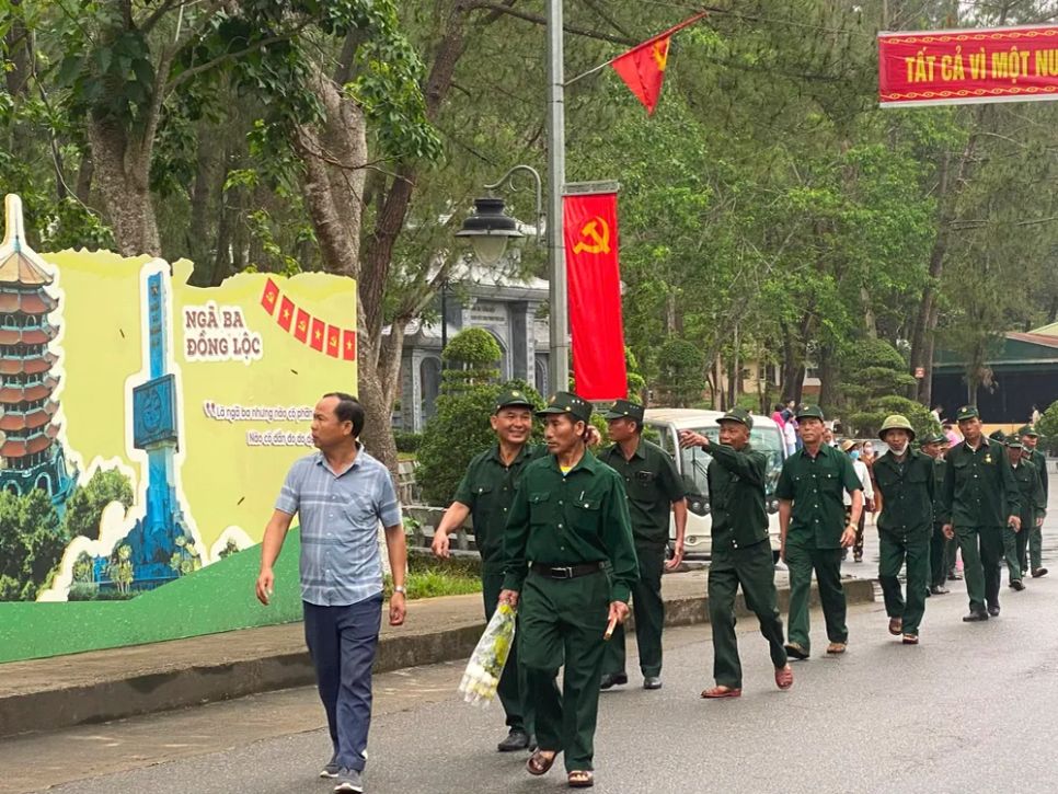 Đông đảo người dân, du khách đến các khu di tích tri ân Anh hùng liệt sĩ