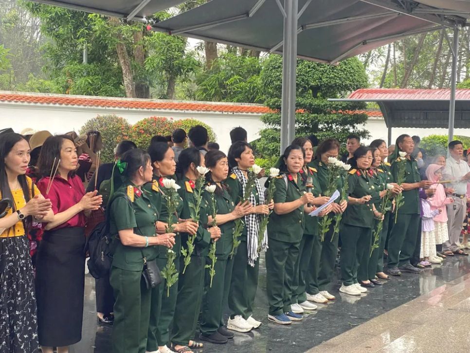 Đông đảo người dân, du khách đến các khu di tích tri ân Anh hùng liệt sĩ