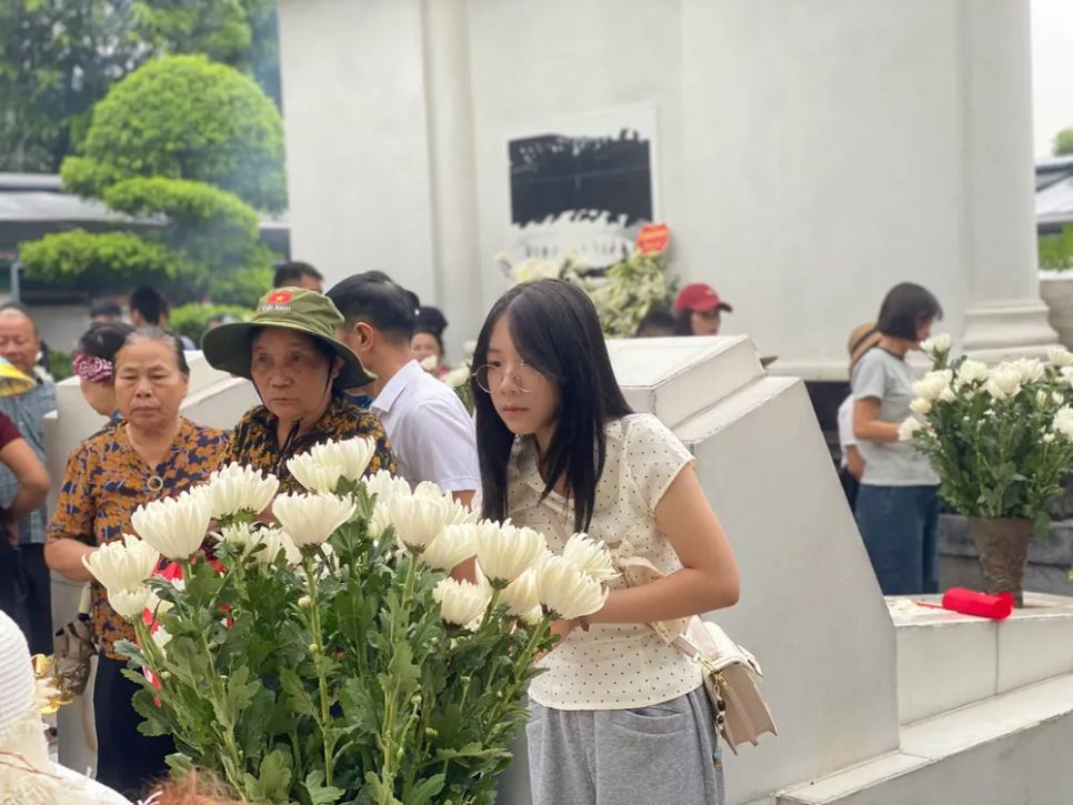 Đông đảo người dân, du khách đến các khu di tích tri ân Anh hùng liệt sĩ