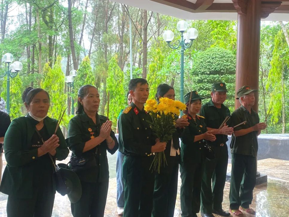Đông đảo người dân, du khách đến các khu di tích tri ân Anh hùng liệt sĩ