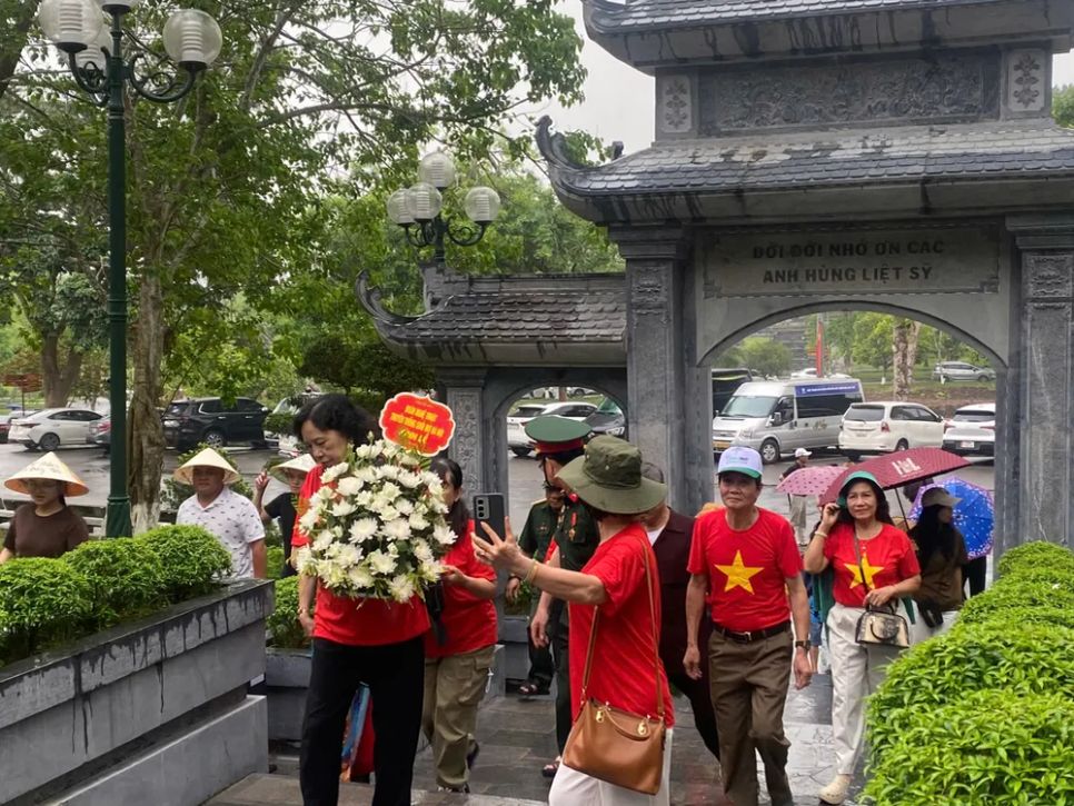 Rất đông du khách về Khu di tích Ngã ba Đồng Lộc để dâng hương, dâng hoa tưởng nhớ, tri ân các Anh hùng liệt sĩ và tham quan vãn cảnh