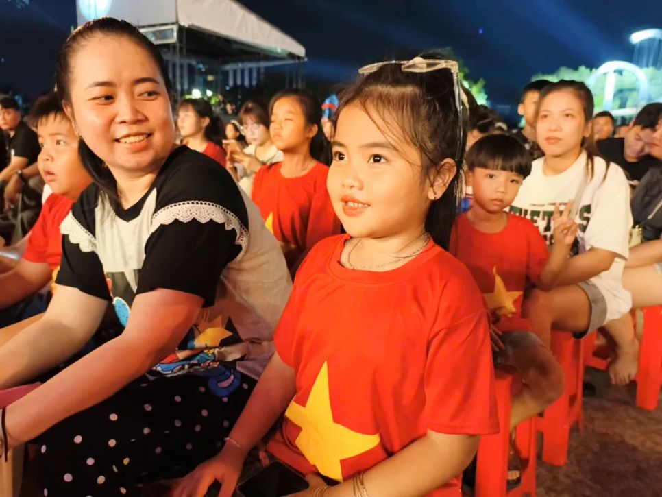 Khán giả có mặt từ sớm háo hức xem chương trình nghệ thuật nghệ thuật đặc biệt “Thống nhất non sông”. Ảnh: TÂM TRANG