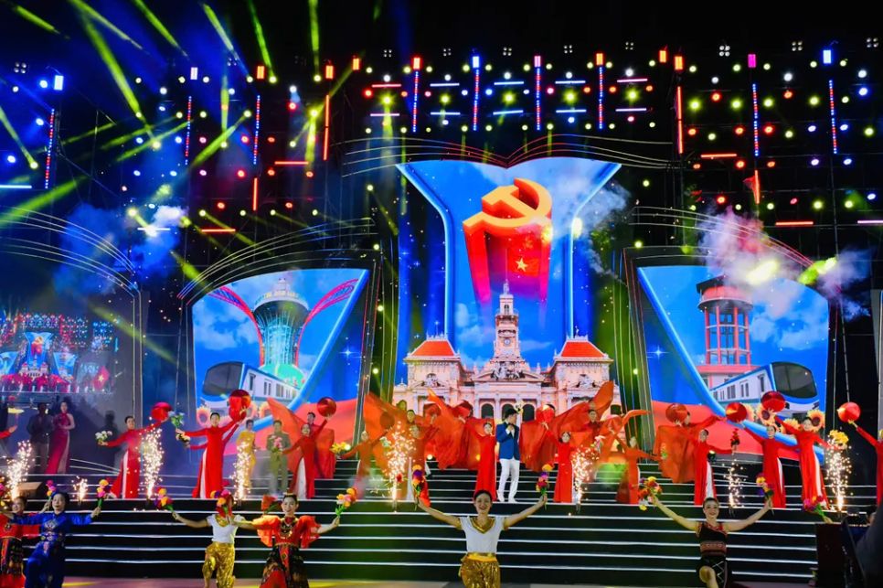 Tiết mục liên khúc “Đất nước trọn niềm vui - Mùa xuân trên TPHCM