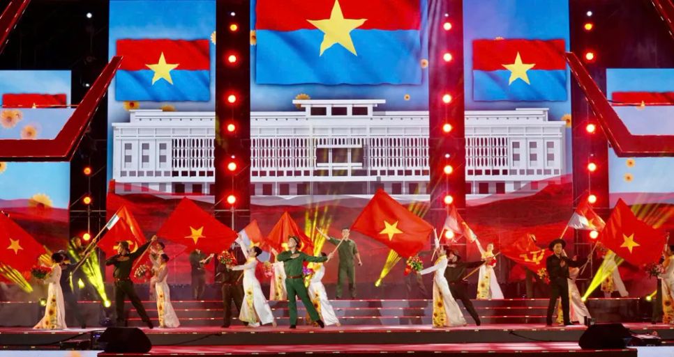 Tiết mục trong chương trình “Thống nhất non sông” tại Công viên Trung tâm Thành phố mới (phường Bình Dương). Ảnh: DUY TRẦN