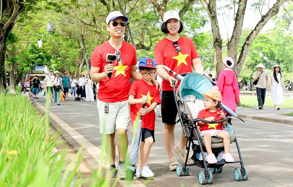 Du lịch tự túc được nhiều gia đình lựa chọn khi đến tham quan cố đô Huế trong ngày đầu của kỳ nghỉ lễ 30-4 và 1-5
