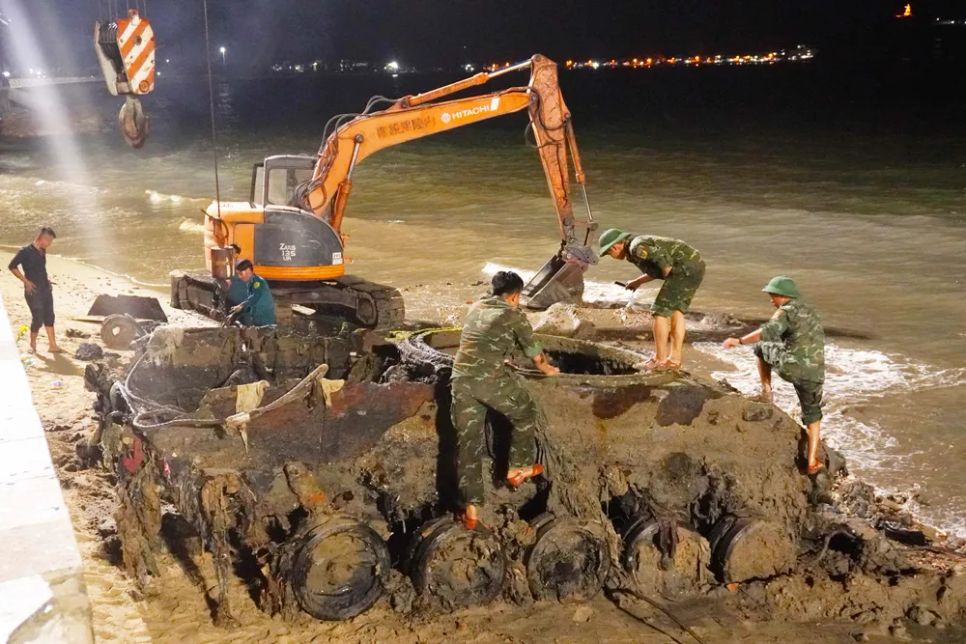 Toàn cảnh trục vớt xác xe tăng ở biển Quy Nhơn
