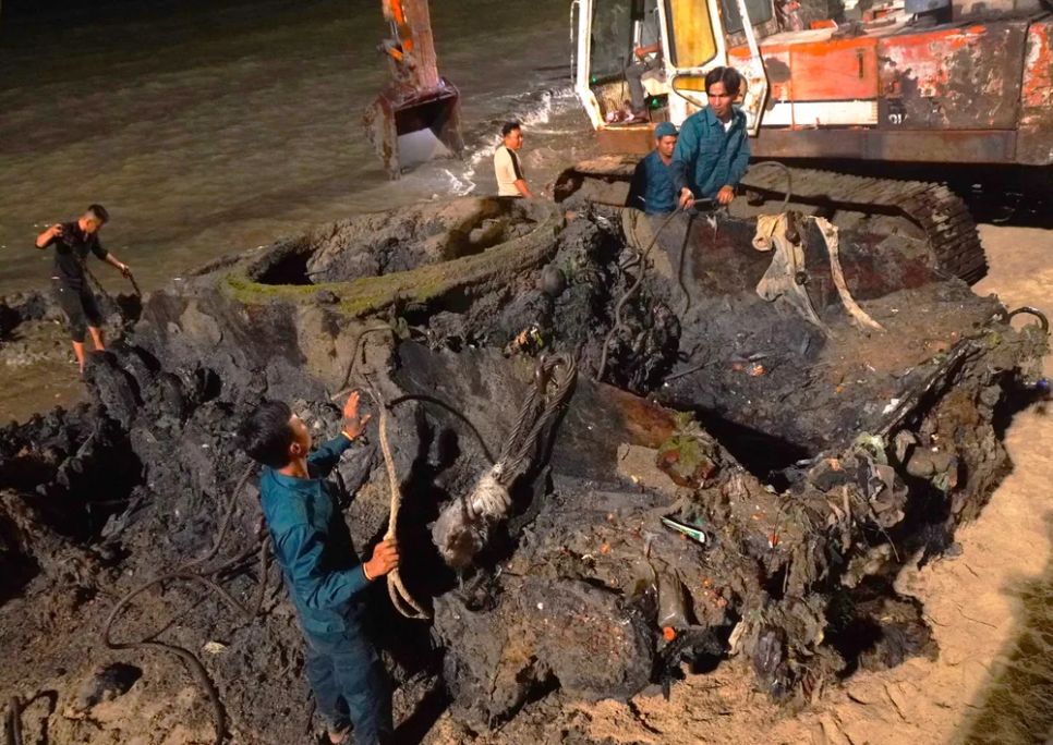 Toàn cảnh trục vớt xác xe tăng ở biển Quy Nhơn