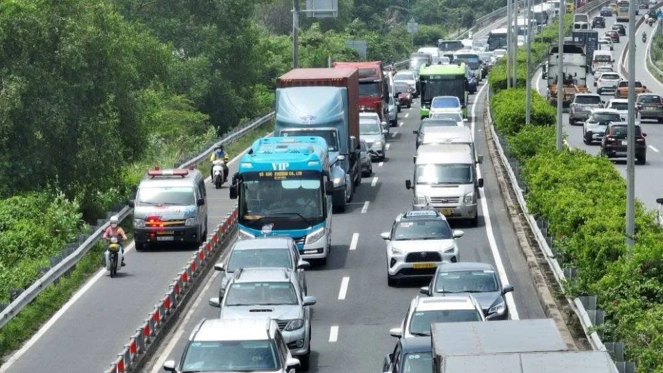 Ùn ứ giao thông cửa ngõ phía Đông TPHCM ngày đầu nghỉ lễ