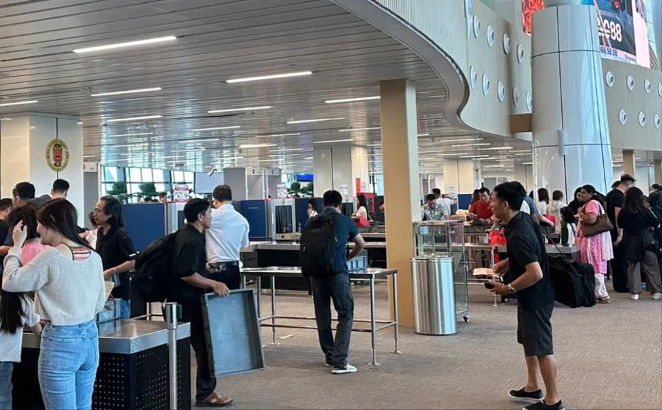 Hành khách tại Nhà ga T3 sân bay Tân Sơn Nhất sáng 30-4. Ảnh: QUỐC HÙNG
