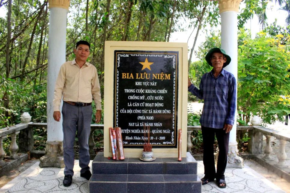 Bia lưu niệm căn cứ hoạt động của Đội Công tác xã Hành Dũng (cũ). Ảnh: NGUYỄN TRANG