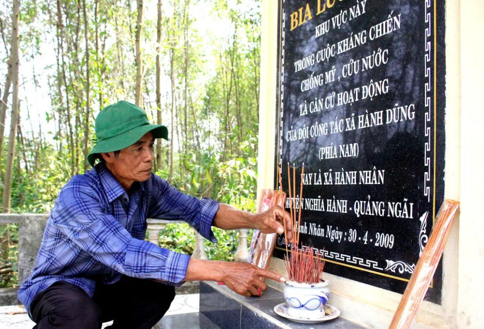 Cựu chiến binh Nguyễn Văn Nam thắp hương tại bia lưu niệm, tưởng nhớ Đội Công tác xã Hành Dũng. Ảnh: NGUYỄN TRANG