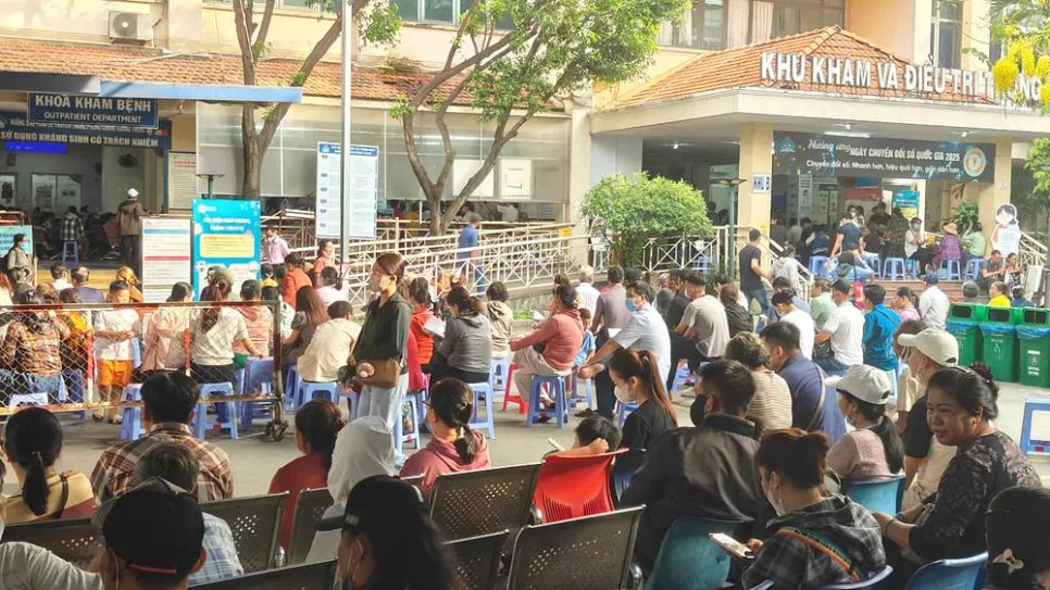 Người bệnh chờ đăng ký khám mắt ở sân Bệnh viện Mắt TPHCM tại Khu khám và điều trị trong ngày