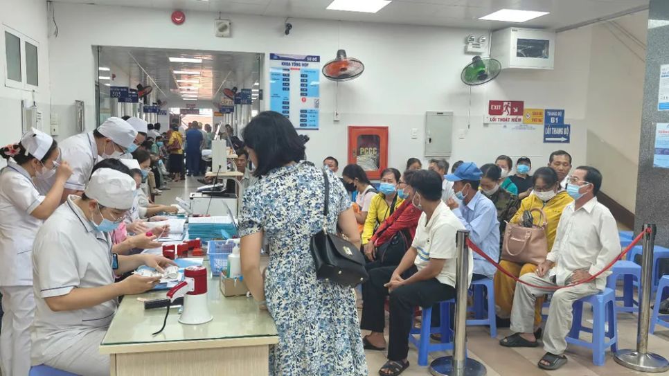 Người bệnh ngồi chờ thực hiện thủ tục phẫu thuật Phaco tại Bệnh viện Mắt TPHCM