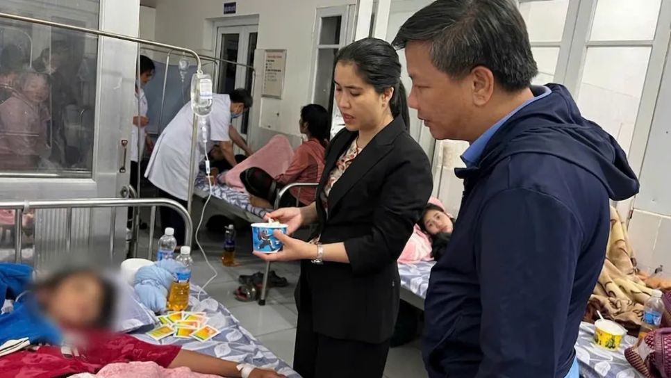 55 bệnh nhân ngộ độc thực phẩm đang điều trị nội trú tại Bệnh viện Đa khoa khu vực Hướng Hóa <br>