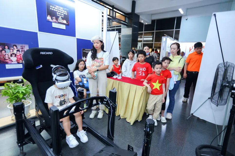 Các em nhỏ háo hức trải nghiệm công nghệ