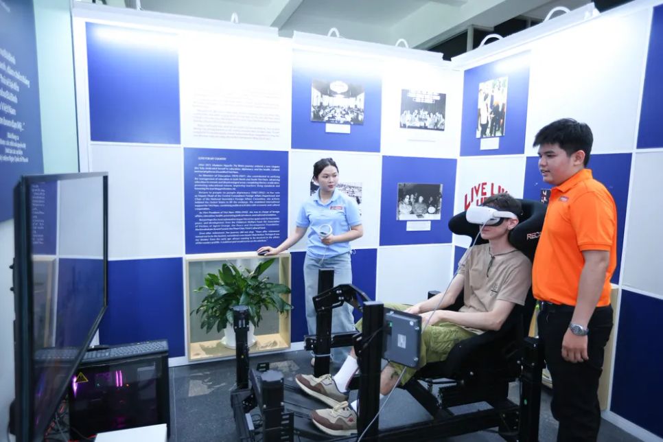 Du khách trải nghiệm “Tham quan các địa danh nổi tiếng ở TPHCM trên cao bằng VR360”