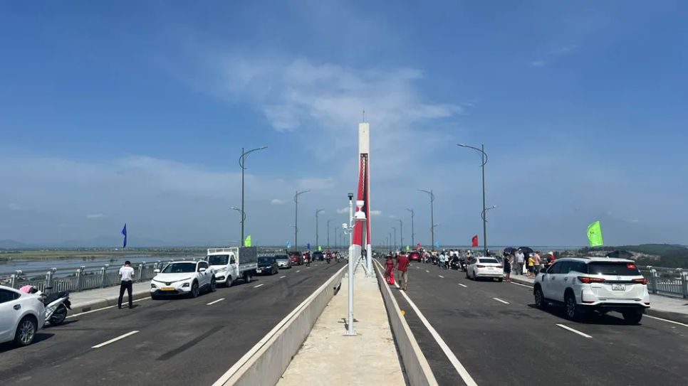 Du khách chụp hình check-in, ngắm cảnh tại cầu vượt cửa biển Thuận An (phường Thuận An, TP Huế) vừa thông xe. Ảnh: VĂN THẮNG